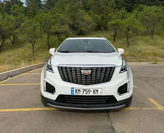 Vooraanzicht van een huurauto Cadillac XT4 in Tbilisi, Georgië ✓ Auto #13934. ✓ Transmissie Automatisch TM ✓ 0 beoordelingen.