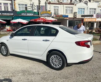 Vooraanzicht van een huurauto Fiat Egea in Fethiye, Turkije ✓ Auto #11778. ✓ Transmissie Handmatig TM ✓ 0 beoordelingen.