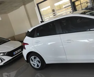 Vooraanzicht van een huurauto Hyundai i20 in Fethiye, Turkije ✓ Auto #11770. ✓ Transmissie Automatisch TM ✓ 0 beoordelingen.