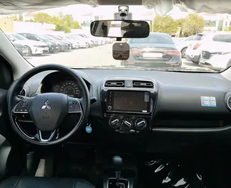 Verhuur Mitsubishi Attrage. Economy Auto te huur in de VAE ✓ Borg van Borg van 500 AED ✓ Verzekeringsmogelijkheden TPL, SCDW, Diefstal.
