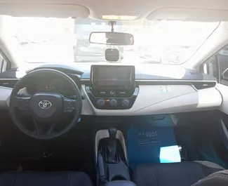 Vooraanzicht van een huurauto Toyota Corolla Sedan in Dubai, Verenigde Arabische Emiraten ✓ Auto #13973. ✓ Transmissie Automatisch TM ✓ 0 beoordelingen.