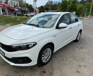 Vooraanzicht van een huurauto Fiat Egea in Fethiye, Turkije ✓ Auto #11780. ✓ Transmissie Handmatig TM ✓ 0 beoordelingen.