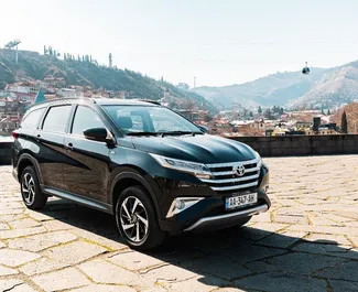 Vooraanzicht van een huurauto Toyota Rush in Tbilisi, Georgië ✓ Auto #13649. ✓ Transmissie Automatisch TM ✓ 0 beoordelingen.