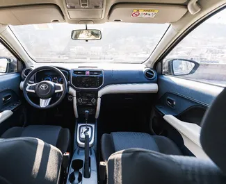 Benzine motor van 1,5L van Toyota Rush 2022 te huur in Tbilisi.