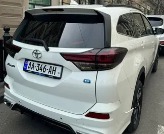 Vooraanzicht van een huurauto Toyota Rush in Tbilisi, Georgië ✓ Auto #13648. ✓ Transmissie Automatisch TM ✓ 0 beoordelingen.