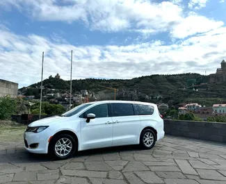 Autohuur Chrysler Voyager 2023 in in Georgië, met Benzine brandstof en 287 pk ➤ Vanaf 209 GEL per dag.