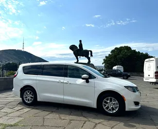 Verhuur Chrysler Voyager. Comfort, Minivan Auto te huur in Georgië ✓ Borg van Zonder Borg ✓ Verzekeringsmogelijkheden TPL, SCDW, FDW, Passagiers.