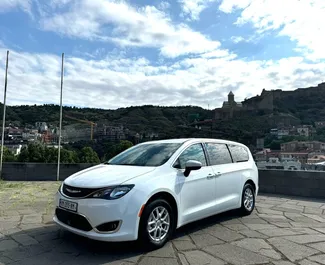 Vooraanzicht van een huurauto Chrysler Voyager in Tbilisi, Georgië ✓ Auto #13653. ✓ Transmissie Automatisch TM ✓ 0 beoordelingen.
