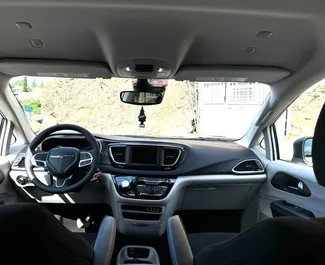 Chrysler Voyager 2023 beschikbaar voor verhuur in Tbilisi, met een kilometerlimiet van onbeperkt.