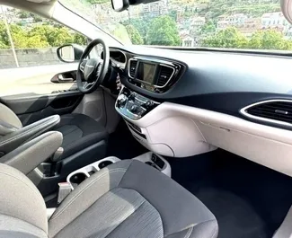 Interieur van Chrysler Voyager te huur in Georgië. Een geweldige auto met 7 zitplaatsen en een Automatisch transmissie.