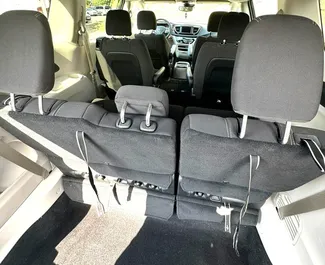 Chrysler Voyager 2023 met Vooraandrijving systeem, beschikbaar in Tbilisi.