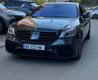 Vooraanzicht van een huurauto Mercedes-Benz S500 in Tbilisi, Georgië ✓ Auto #13656. ✓ Transmissie Automatisch TM ✓ 0 beoordelingen.
