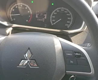 Vooraanzicht van een huurauto Mitsubishi Xpander in Dubai, Verenigde Arabische Emiraten ✓ Auto #13986. ✓ Transmissie Automatisch TM ✓ 0 beoordelingen.