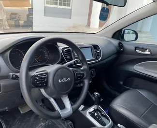 Verhuur Kia Pegas. Economy Auto te huur in de VAE ✓ Borg van Borg van 500 AED ✓ Verzekeringsmogelijkheden TPL.