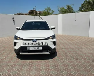 Vooraanzicht van een huurauto Toyota Corolla Cross in Dubai, Verenigde Arabische Emiraten ✓ Auto #13677. ✓ Transmissie Automatisch TM ✓ 0 beoordelingen.
