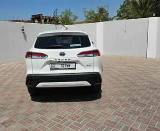 Autohuur Toyota Corolla Cross 2025 in in de VAE, met Hybride brandstof en 196 pk ➤ Vanaf 147 AED per dag.