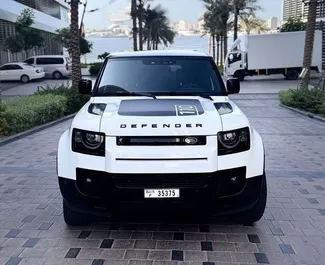 Autohuur Land Rover Defender 2024 in in de VAE, met Benzine brandstof en 395 pk ➤ Vanaf 800 AED per dag.