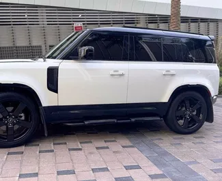 Benzine motor van 5,0L van Land Rover Defender 2024 te huur in Dubai.