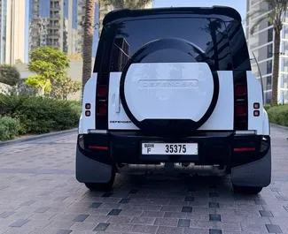 Land Rover Defender 2024 beschikbaar voor verhuur in Dubai, met een kilometerlimiet van onbeperkt.