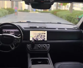 Interieur van Land Rover Defender te huur in de VAE. Een geweldige auto met 5 zitplaatsen en een Automatisch transmissie.