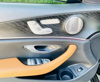 Mercedes-Benz E350 2022 beschikbaar voor verhuur in Dubai, met een kilometerlimiet van onbeperkt.