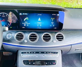 Interieur van Mercedes-Benz E350 te huur in de VAE. Een geweldige auto met 5 zitplaatsen en een Automatisch transmissie.