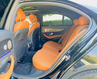 Mercedes-Benz E350 2022 met Aandrijving achteraan systeem, beschikbaar in Dubai.