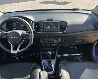 Vooraanzicht van een huurauto Kia Pegas in Dubai, Verenigde Arabische Emiraten ✓ Auto #13996. ✓ Transmissie Automatisch TM ✓ 0 beoordelingen.