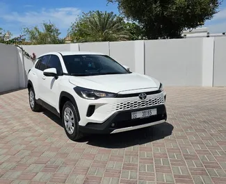 Vooraanzicht van een huurauto Toyota Corolla Cross in Dubai, Verenigde Arabische Emiraten ✓ Auto #13674. ✓ Transmissie Automatisch TM ✓ 0 beoordelingen.
