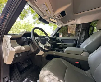 Land Rover Defender 2024 met Aandrijving op alle wielen systeem, beschikbaar in Dubai.