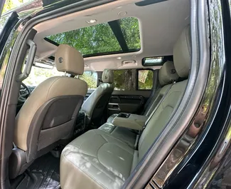 Interieur van Land Rover Defender te huur in de VAE. Een geweldige auto met 5 zitplaatsen en een Automatisch transmissie.