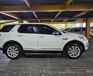 Land Rover Discovery Sport 2015 beschikbaar voor verhuur in Tirana, met een kilometerlimiet van onbeperkt.