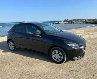 Interieur van Mazda 2 te huur in Cyprus. Een geweldige auto met 5 zitplaatsen en een Automatisch transmissie.