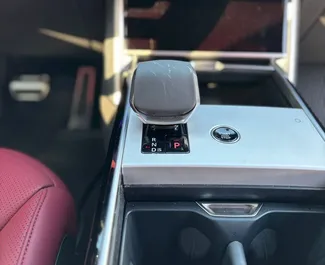 Interieur van Land Rover Range Rover te huur in de VAE. Een geweldige auto met 5 zitplaatsen en een Automatisch transmissie.