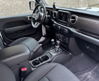 Jeep Wrangler Sahara 2021 beschikbaar voor verhuur in Tbilisi, met een kilometerlimiet van onbeperkt.