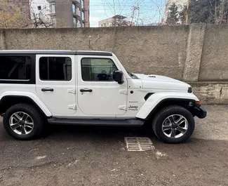 Benzine motor van 2,0L van Jeep Wrangler Sahara 2021 te huur in Tbilisi.