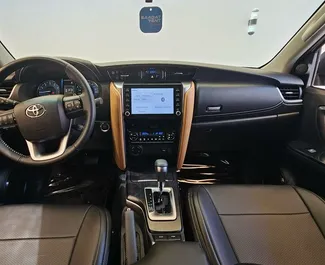 Vooraanzicht van een huurauto Toyota Corolla Cross in Dubai, Verenigde Arabische Emiraten ✓ Auto #13675. ✓ Transmissie Automatisch TM ✓ 0 beoordelingen.