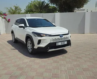 Autohuur Toyota Corolla Cross 2025 in in de VAE, met Benzine brandstof en 196 pk ➤ Vanaf 147 AED per dag.