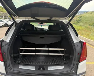 Interieur van Cadillac XT4 te huur in Georgië. Een geweldige auto met 7 zitplaatsen en een Automatisch transmissie.