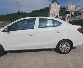 Benzine motor van 1,2L van Mitsubishi Attrage 2022 te huur in Tbilisi.