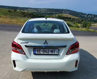 Interieur van Mitsubishi Attrage te huur in Georgië. Een geweldige auto met 5 zitplaatsen en een Automatisch transmissie.