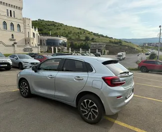 Interieur van Suzuki Baleno te huur in Georgië. Een geweldige auto met 5 zitplaatsen en een Automatisch transmissie.