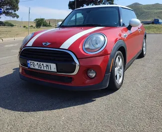 Vooraanzicht van een huurauto Mini Cooper S in Tbilisi, Georgië ✓ Auto #14052. ✓ Transmissie Automatisch TM ✓ 0 beoordelingen.