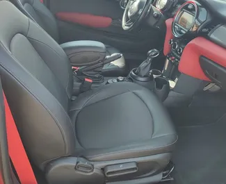 Interieur van Mini Cooper S te huur in Georgië. Een geweldige auto met 5 zitplaatsen en een Automatisch transmissie.