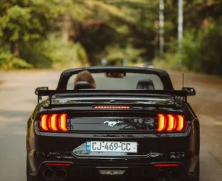 Benzine motor van 2,3L van Ford Mustang Cabrio 2022 te huur in Tbilisi.