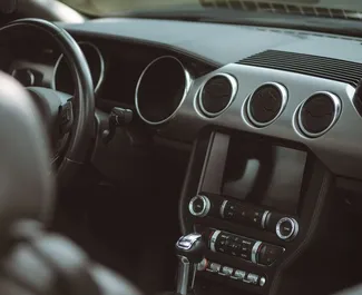 Interieur van Ford Mustang Cabrio te huur in Georgië. Een geweldige auto met 4 zitplaatsen en een Automatisch transmissie.