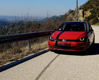 Vooraanzicht van een huurauto Volkswagen Golf 7 in Tirana, Albanië ✓ Auto #13940. ✓ Transmissie Automatisch TM ✓ 0 beoordelingen.