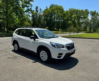 Vooraanzicht van een huurauto Subaru Forester in Koetaisi, Georgië ✓ Auto #14064. ✓ Transmissie Automatisch TM ✓ 0 beoordelingen.
