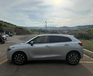 Vooraanzicht van een huurauto Suzuki Baleno in Tbilisi, Georgië ✓ Auto #13933. ✓ Transmissie Automatisch TM ✓ 0 beoordelingen.