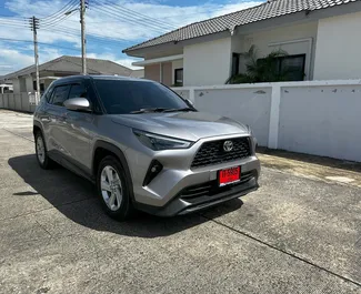 Vooraanzicht van een huurauto Toyota Yaris Cross op de luchthaven van Phuket, Thailand ✓ Auto #14034. ✓ Transmissie Automatisch TM ✓ 0 beoordelingen.